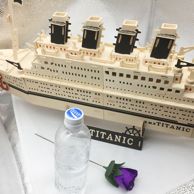 Đồ chơi lắp ráp gỗ 3D Mô hình tàu Titanic G-W032 - Tặng kèm đèn LED USB trang trí