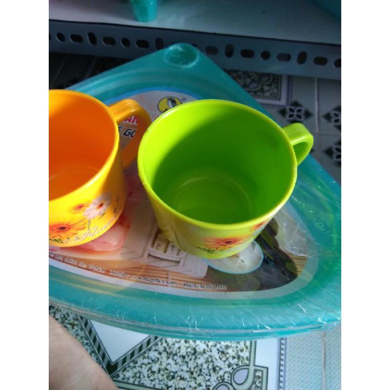 Ca nhựa uống nước