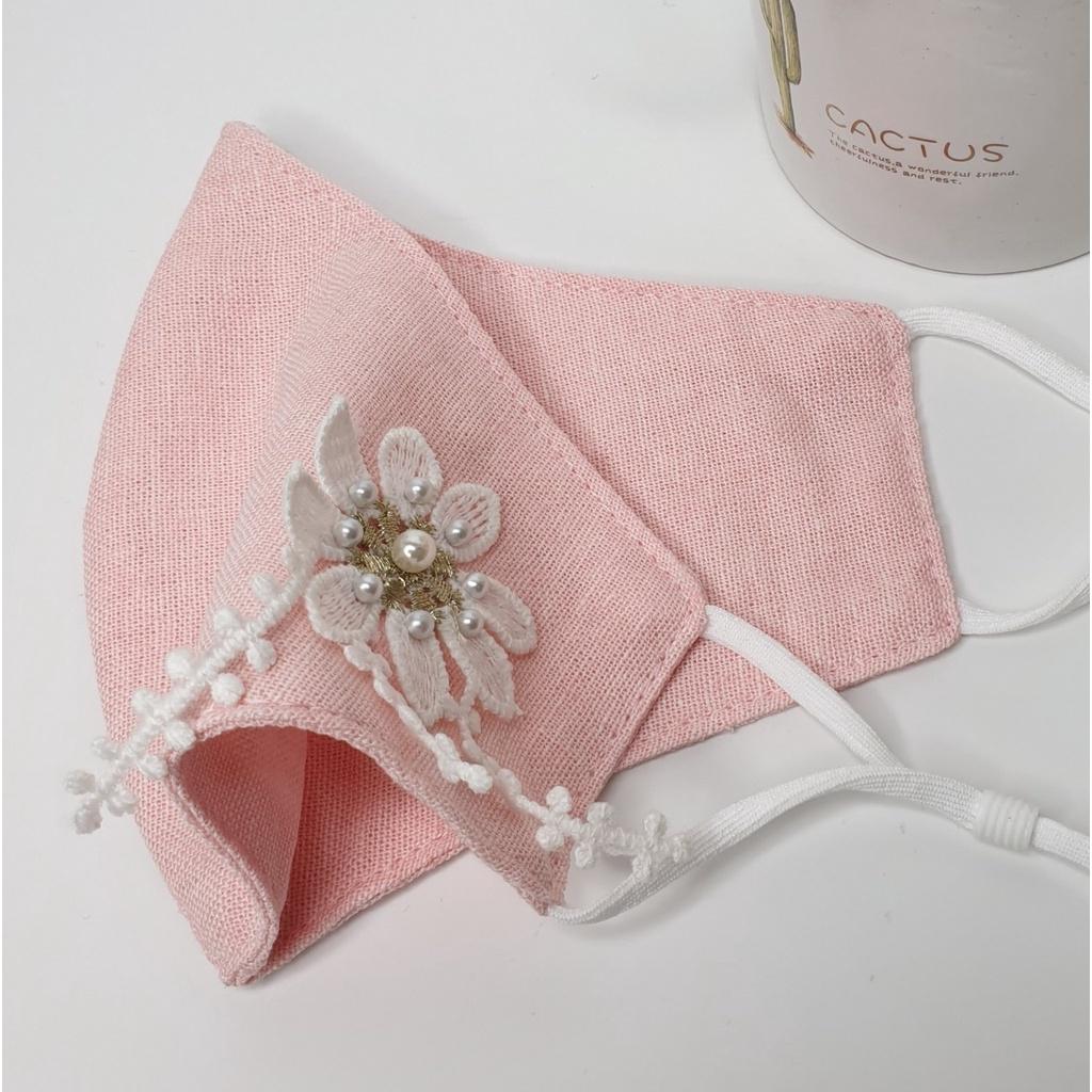 Khẩu trang linen trơn đính hoa cúc trắng ngọc trai nhân tạo 2 lớp thoáng khí DH2