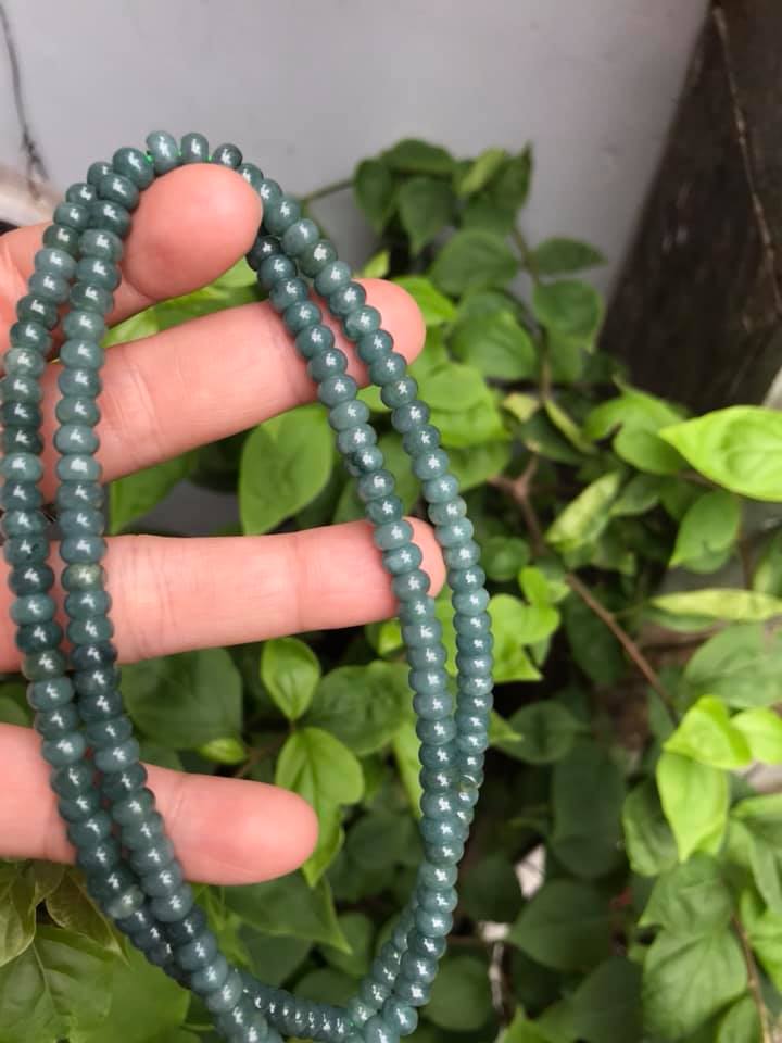 DÂY CHUYỀN DÀI ĐEO CỔ ĐÁ CẨM THẠCH BÁNH XE MÀU XANH ĐẬM NHẸ TỰ NHIÊN TRỒNG CỔ Dài 32cmx dầy 6mm dài mặt trước ngực rất đẹp