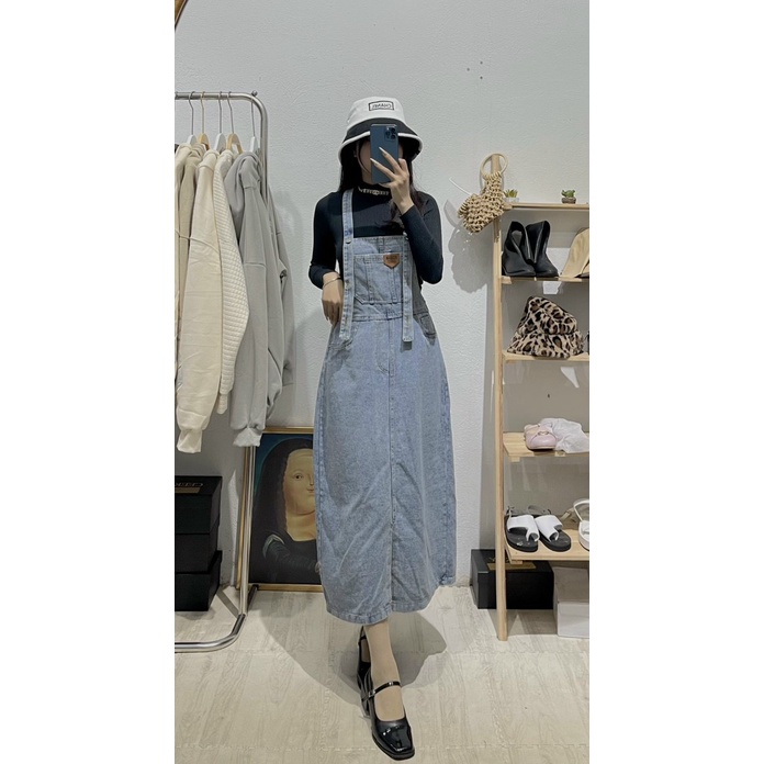 Váy Yếm Jeans Nữ Xẻ Tà Túi Trước Logo Ngực Dáng Dài 2 Màu FullSize