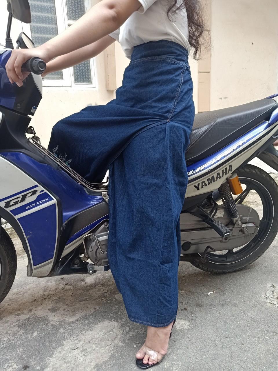 Váy Chống Nắng Xẻ Tà Cao cấp Vải Jean Cotton Mềm Mại, Dày Dặn Thêu Họa Tiết Hoa Thạch Thảo Xanh