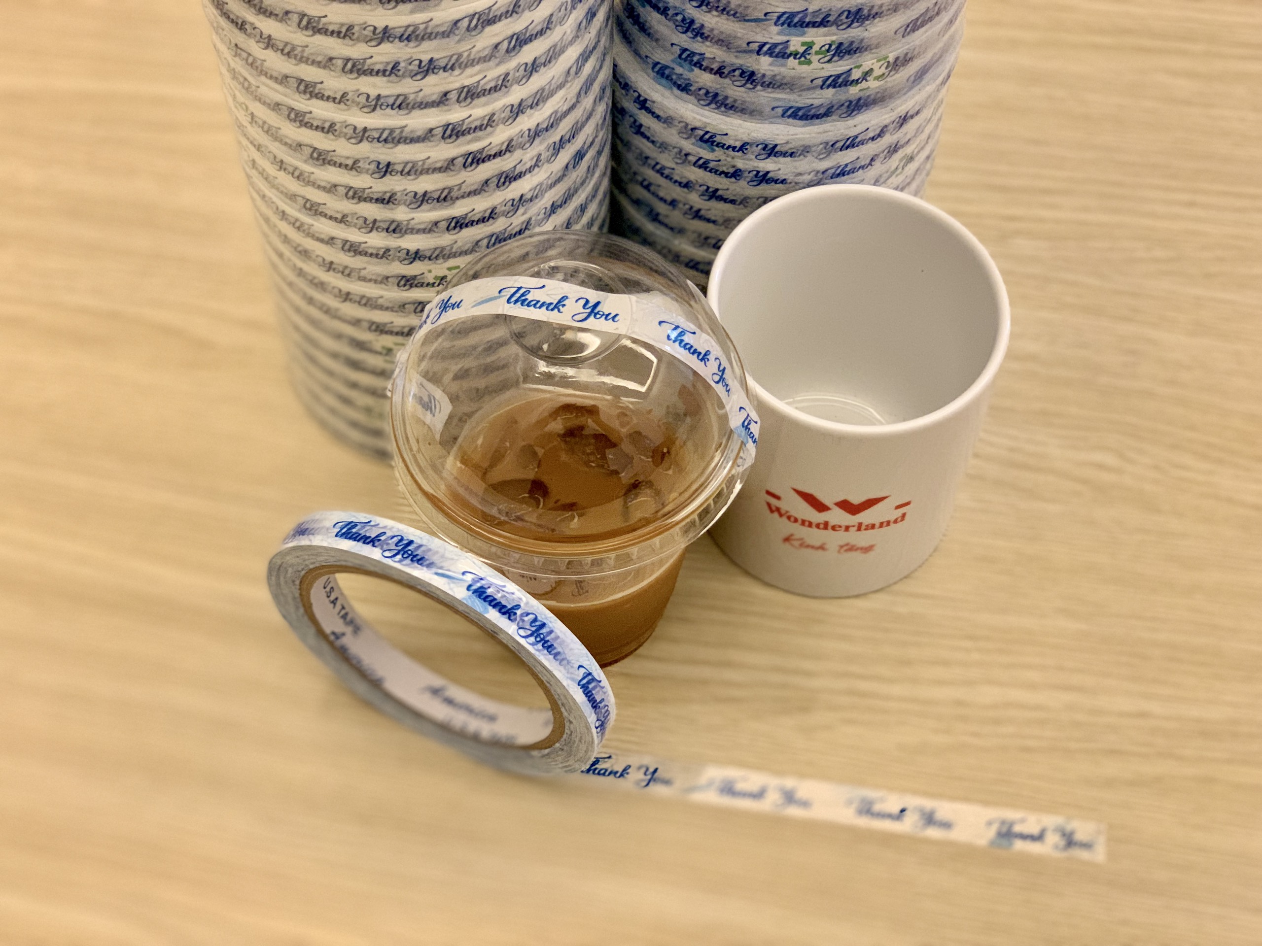 1 cuộn băng keo in chữ Thank you dùng để dán miệng ly