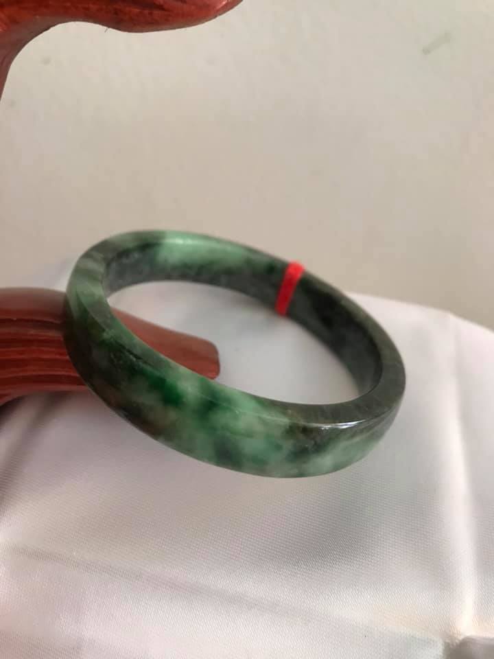 VÒNG CẨM THẠCH VIP BẢN VUÔNG NGỌC SƠN THUỶ 51mm BÓNG ĐẸP  Size VÒNG 51mm BẢN CAO 10,5mm X DẦY 6mm  MÀU XANH NGỌC LAM SƠN THUỶ BÓNG ĐẸP LẮM LUÔN Ạ NỮ 48kg - 55kg ĐEO
