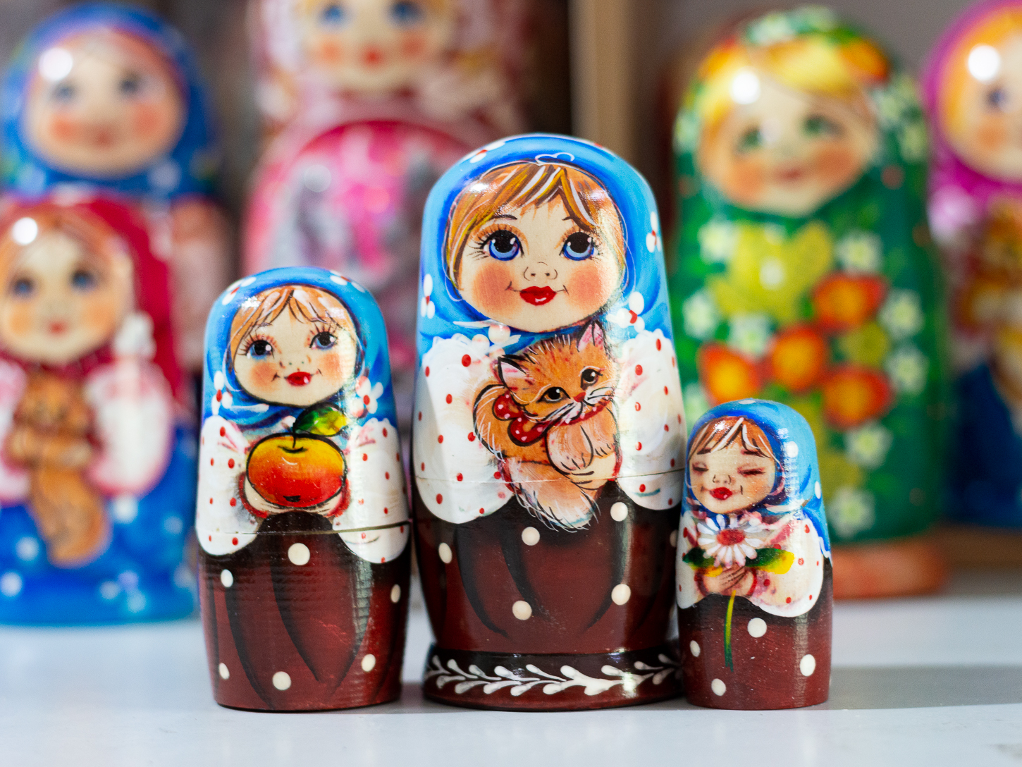 BỘ BÚP BÊ NGA 3 LỚP CAO 12CM VẼ HOA VĂN "CÔ BÉ ÔM MÈO"