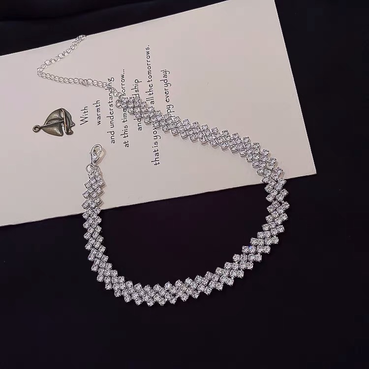 Vòng cổ chocker đính đá sang trọng