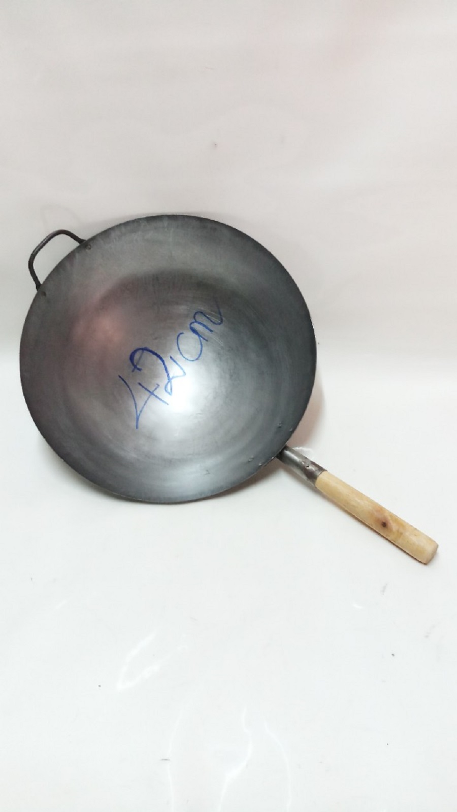 CHẢO THÉP CÁN GỖ 42CM CÓ QUAI XÁCH.