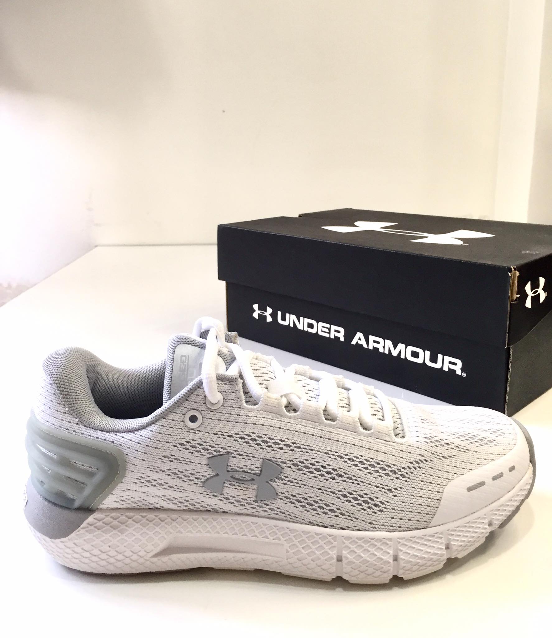 Giày sneaker nữ Under Amourr chinh hãng xách tay Mỹ