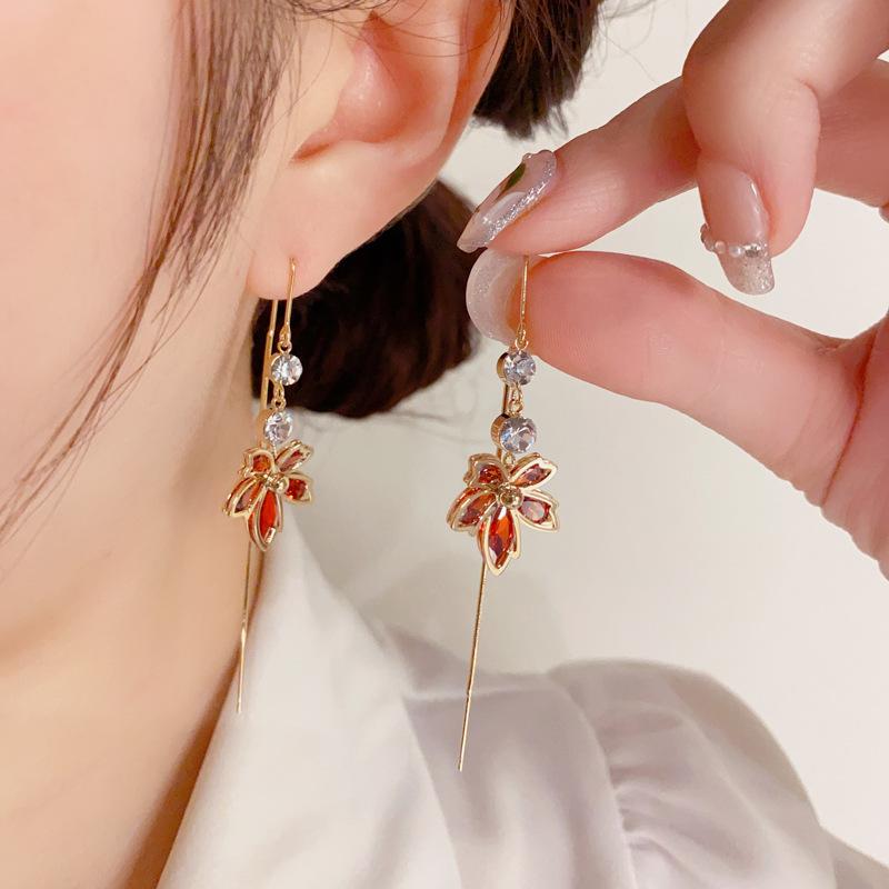 Khuyên tai lá phong móc luồn