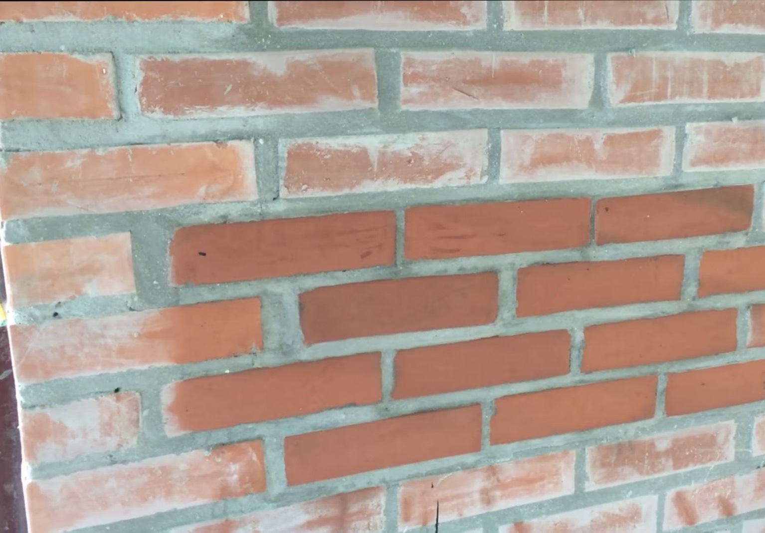 Hóa chất tẩy xi măng bám dính trên bề mặt gạch đỏ ,đá các loại mà không ảnh hưởng đến bề mặt gạch,tiết kiệm nhân công thi công nhanh và rất dễ dàng.Chống thấm Vmix