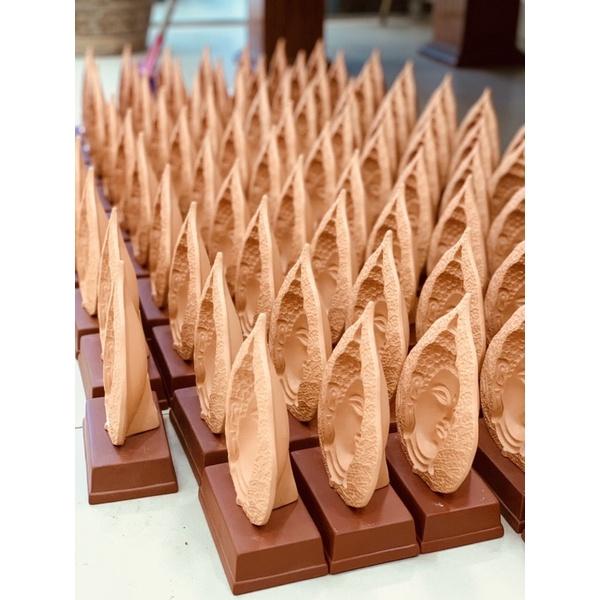 Tượng Phật Thích Ca mâu ni 3D bằng Gốm trên lá bồ đề