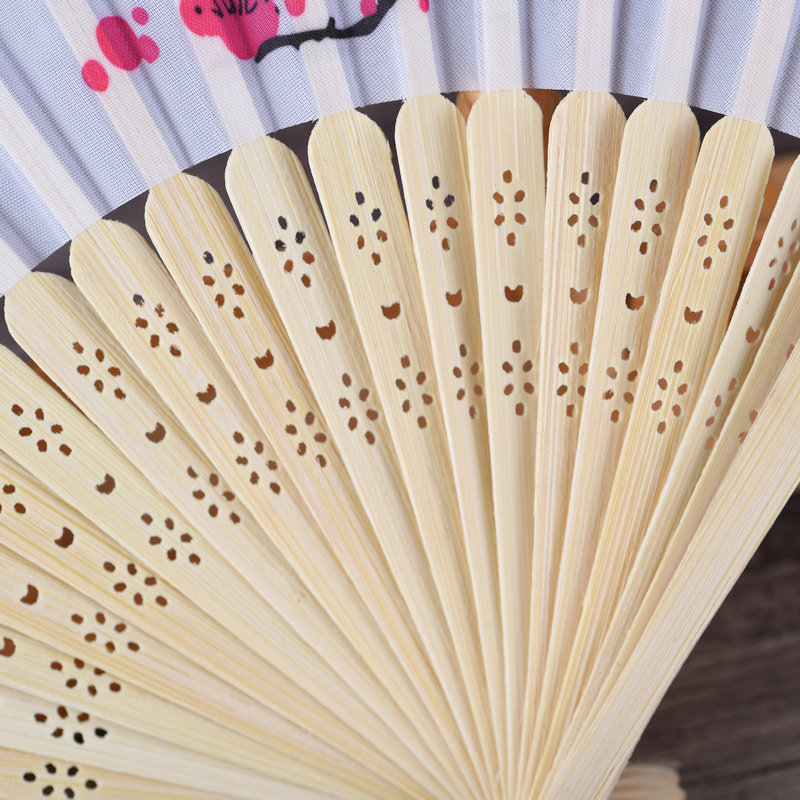 Quạt cầm tay cán tre hình hoa đào truyền thống 38x21cm- Quạt tay vải lụa cán tre- Quạt gấp họa tiết hoa mai phong cách Á Đông- Quạt trang trí thủ công vintage- Quạt tay cổ điển in hoa nghệ thuật