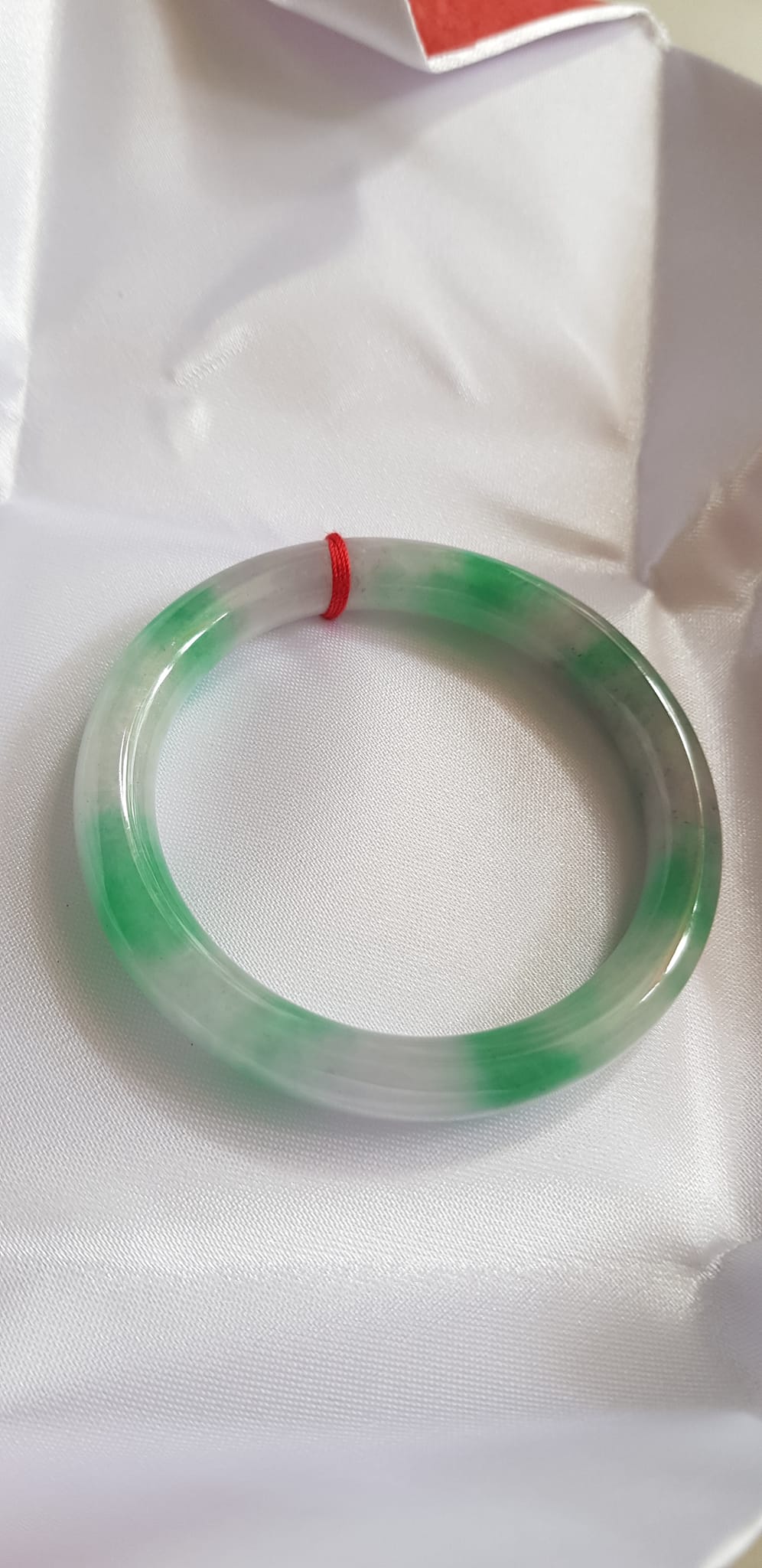 Vòng Cẩm Thạch tự nhiên mới TR LÝ Sao IC 49mm x cọng 7mm Vòng màu trắng xanh lý đều bóng đẹp nữ tay nhỏ 40kg - 49kg đeo rẻ đẹp ạ