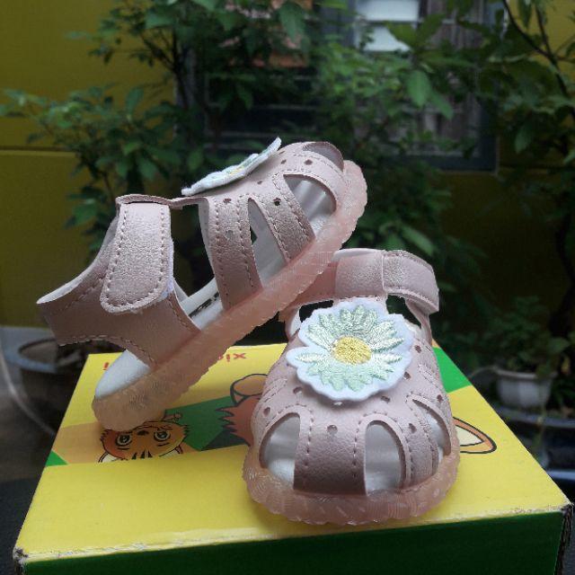 Giày Sandal bé gái️ ️ hình hoa cúc đế cao su mềm chống trượt có đèn led cho bé gái