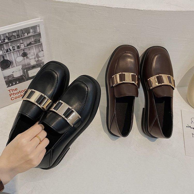 Giày lười đế phẳng khuy kim loại mang thường ngày