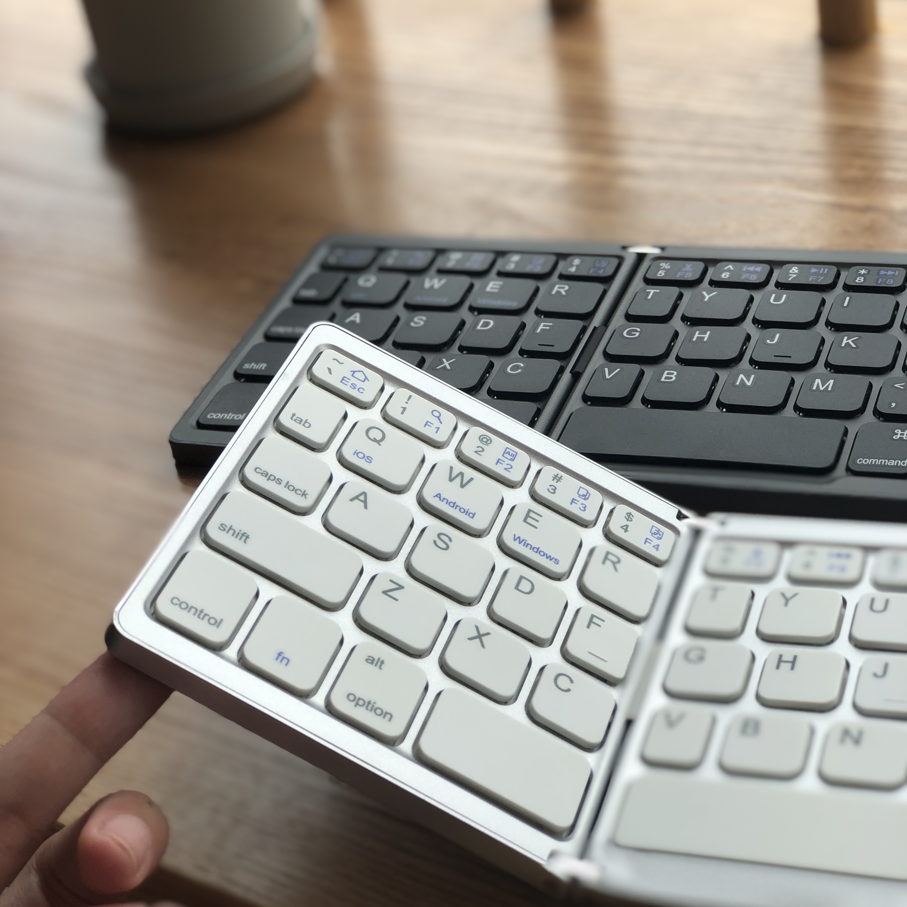 Bàn Phím Mini Keyboard Gập Gọn Bluetooth Kèm Touchpad - Hàng Chính Hãng