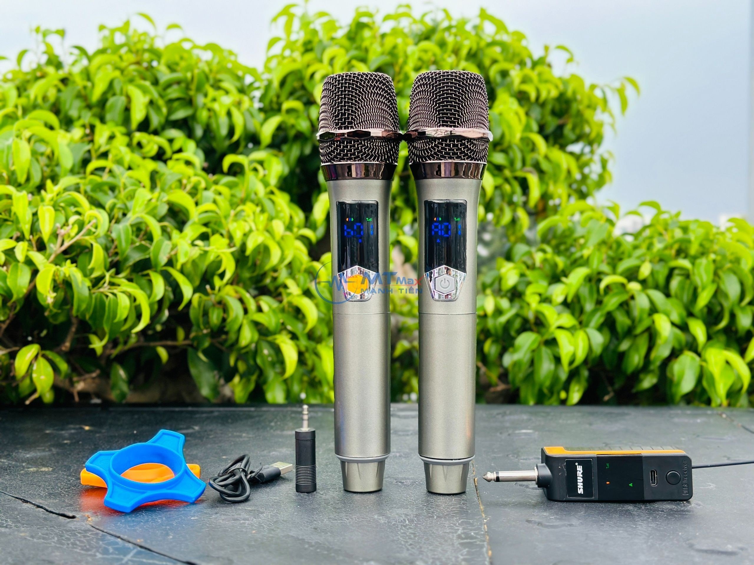 Micro Không Dây Đa Năng Shure SM-819 - Micro Karaoke Cao Cấp Tích Hợp Sạc Pin Trực Tiếp Ngay Trên Micro, Âm Thanh Mượt Mà Bắt Sóng Lên Đến 25m hàng chính hãng