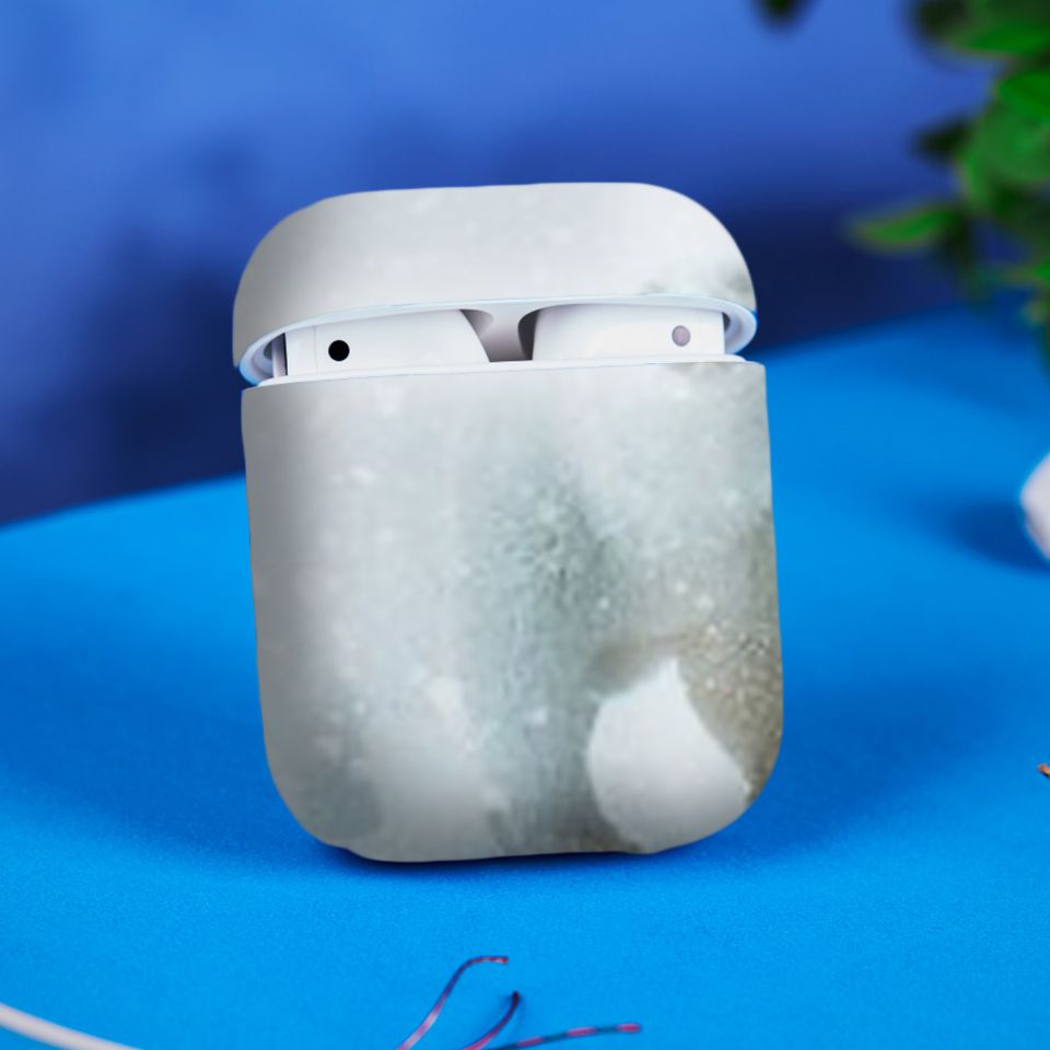 Miếng dán skin chống bẩn cho tai nghe AirPods in hình gấu trắng - GSM042 (bản không dây 1 và 2)