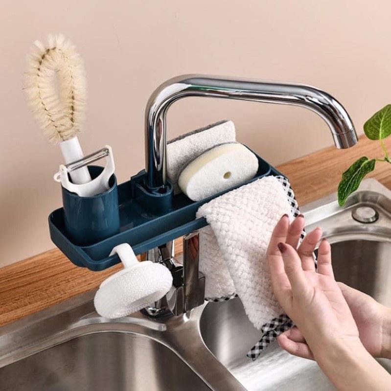 KỆ NHỰA GẮN VÒI NƯỚC ĐỰNG ĐỒ RỬA CHÉN BÁT , ĐỰNG ĐỒ PHÒNG TẮM CÓ THANH TREO KHĂN