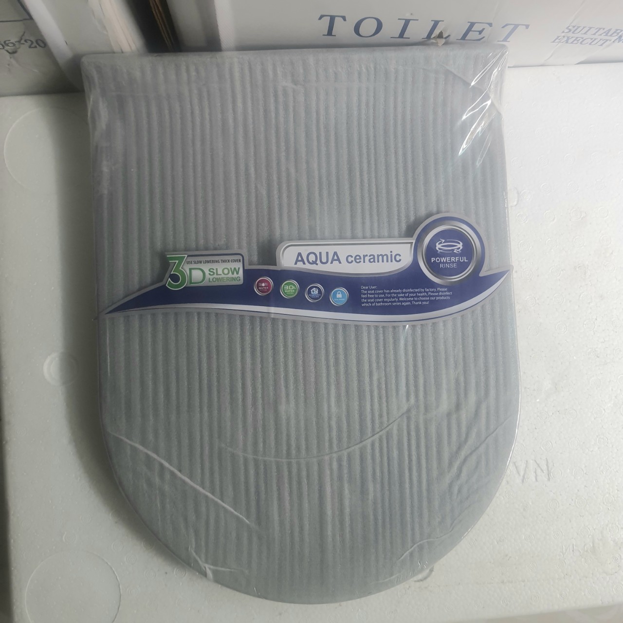 Nắp bồn cầu màu đen và nắp bồn cầu màu trắng dùng cho các sản phẩm bồn cầu tương ứng cùng loại