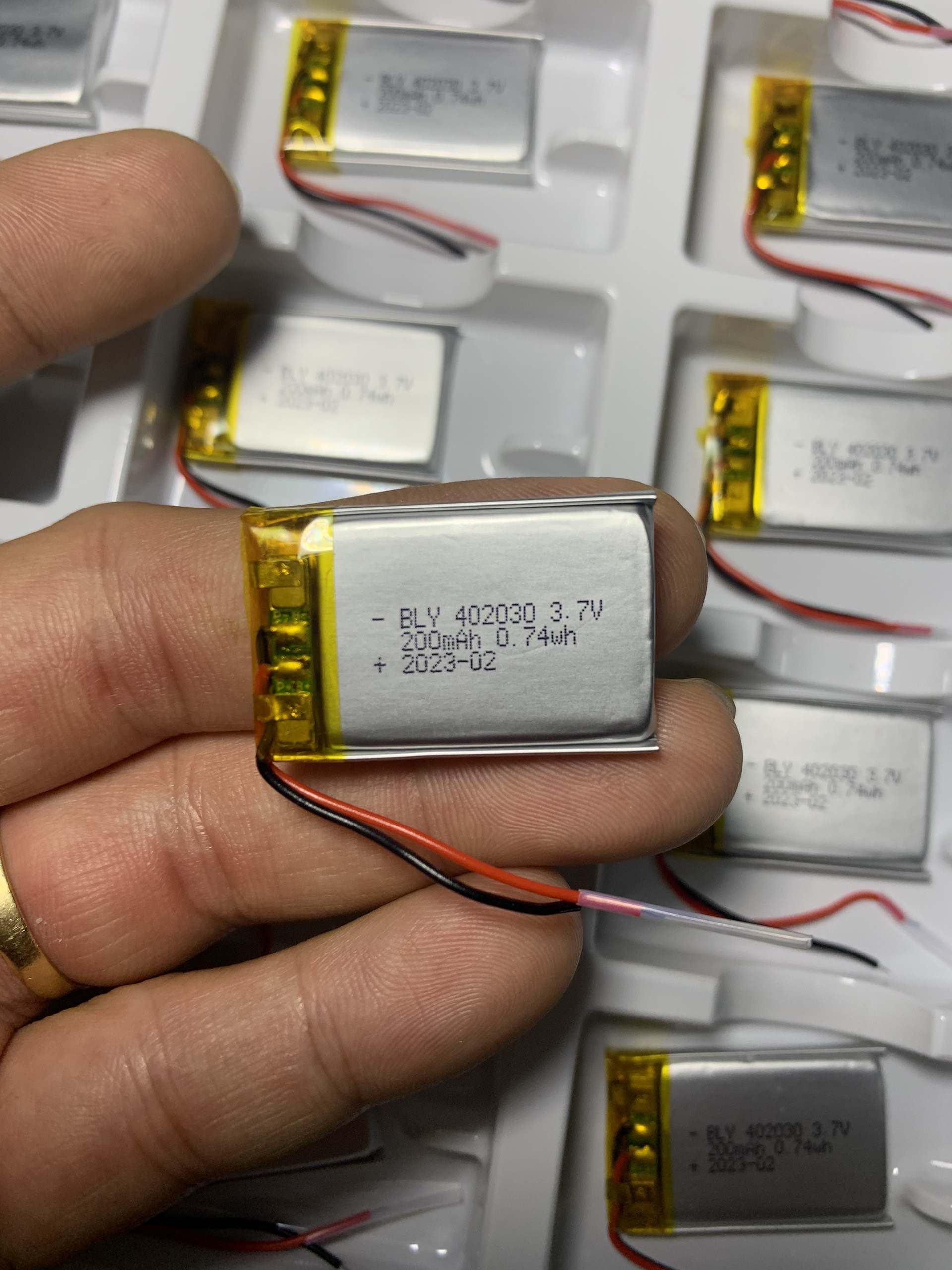 Pin Sạc Lithium Polymer 3.7V 200mah 402030 Cho tai nghe,loa Mp3 MP4 MP5 GPS PSP Bluetooth