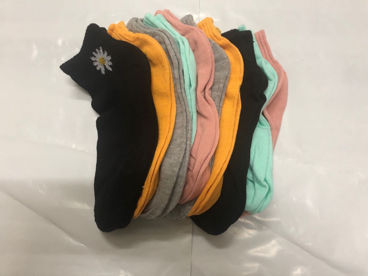 Set  10 đôi tất gấu  , hoa cúc nữ ,cổ ngắn nhiều màu dễ thương vải cotton , khử mùi , kháng khuẩn  kèm túi dây rút xinh xắn cute cho phái nữ