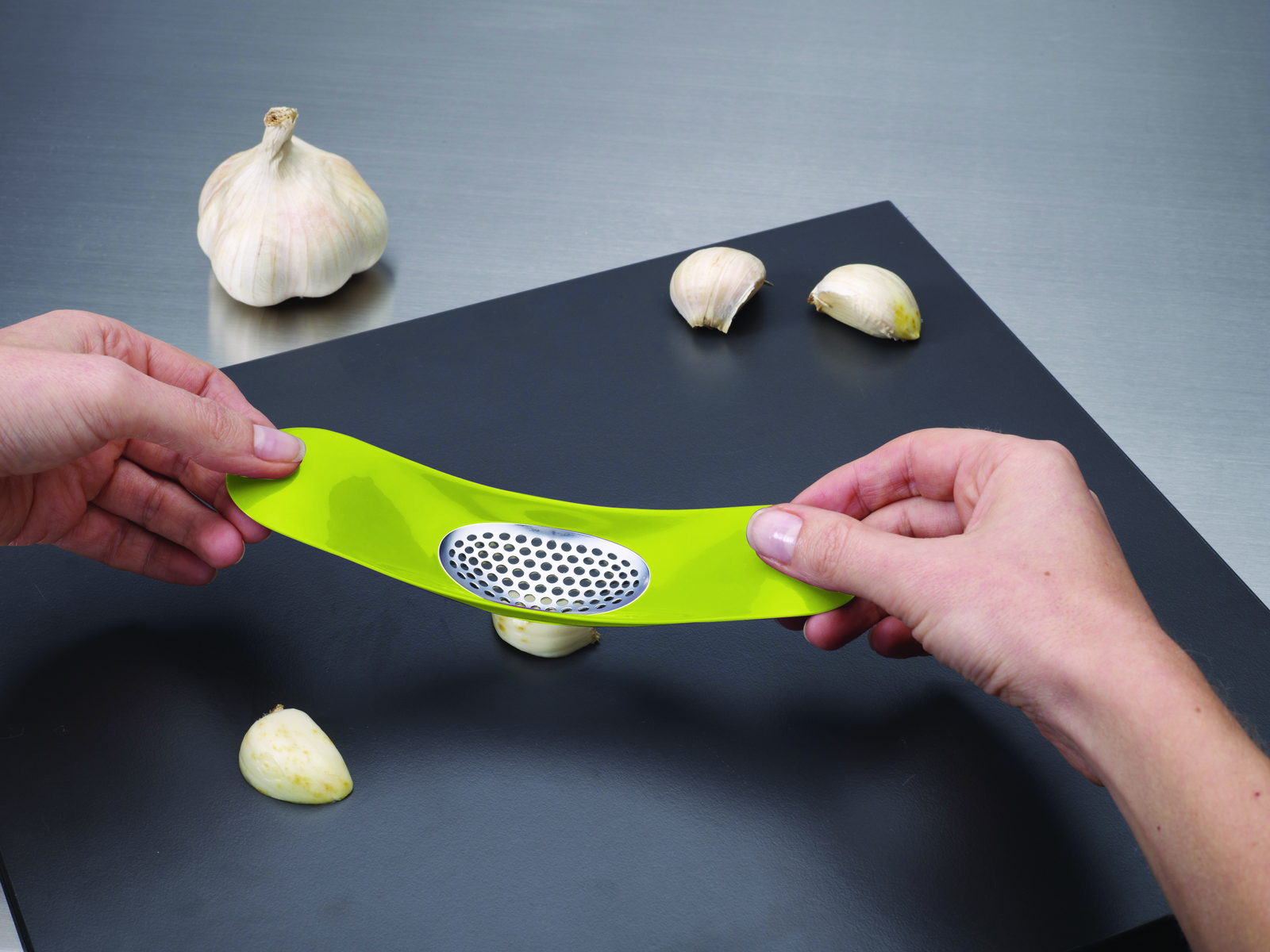 Joseph Joseph - Dụng cụ nghiền tỏi cao cấp Rocker Garlic Crusher Green 200621