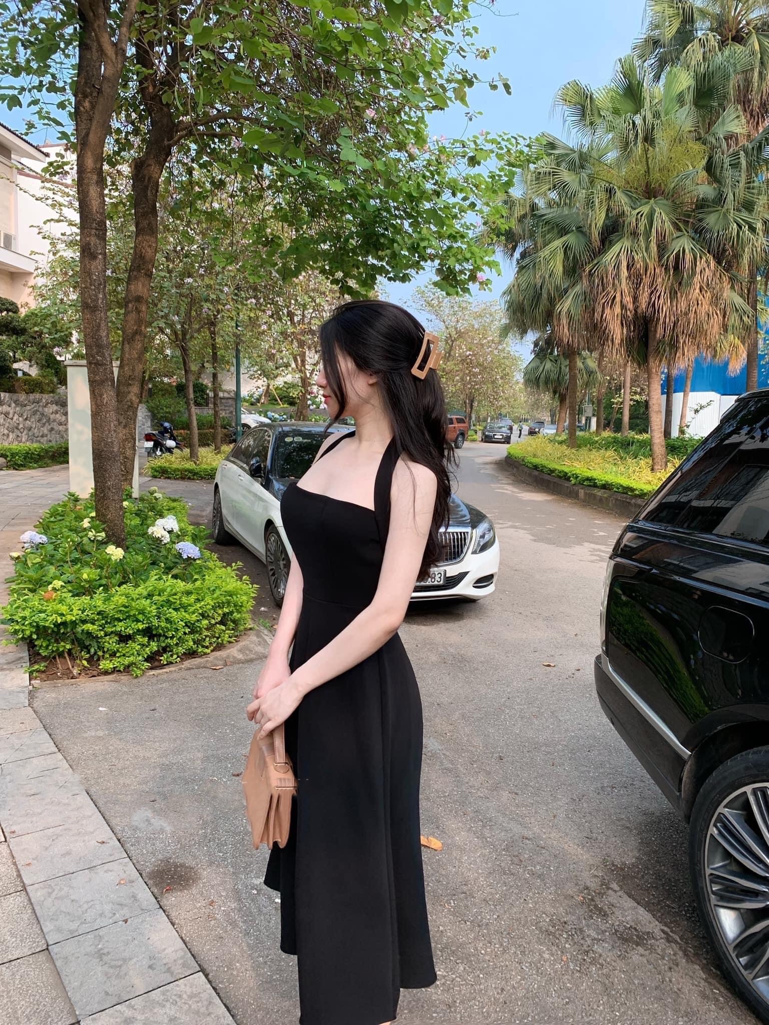 Đầm midi đen cổ yếm sang trọng