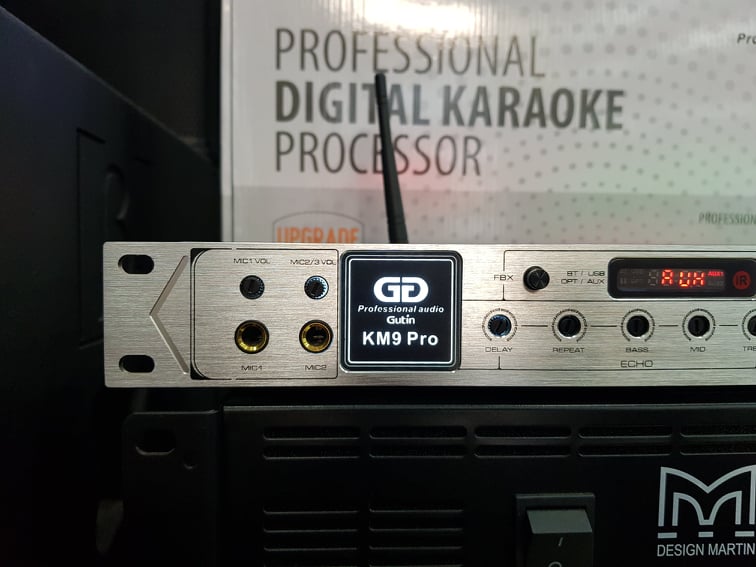 Vang cơ Gutin KM9 Pro: Chống hú, âm thanh cho ra khỏe, sáng. Chức năng Bluetooth, USB... Tặng kèm bộ dây kết nối canon