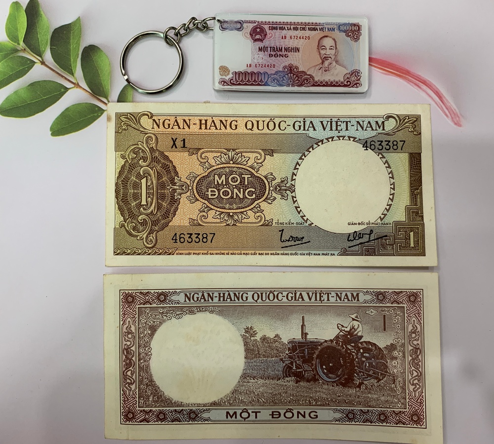 Tờ tiền cổ 1 đồng lái máy cày sưu tầm - kèm móc khóa hình tiền xưa