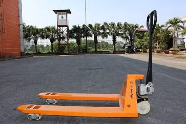 Xe nâng tay 3 tấn hiệu Interlift, đủ tiêu chuẩn xuất châu Âu