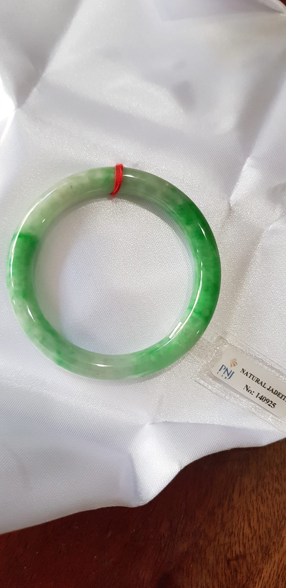 Vòng Cẩm Thạch tự nhiên Đậu Lý Sao Sao Sao Vip 50mm x chột 8mm Vòng cẩm thạch kiểm định P No 140925 Màu Xanh lý tươi bóng sáng mượt bông đậu lý trắng đều đẹp sang Nữ 50kg - 54kg đeo ạ
