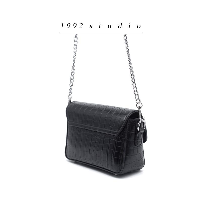 Túi xách nữ/ 1992 s t u d i o/ PETTY BAG/ màu đen da vân