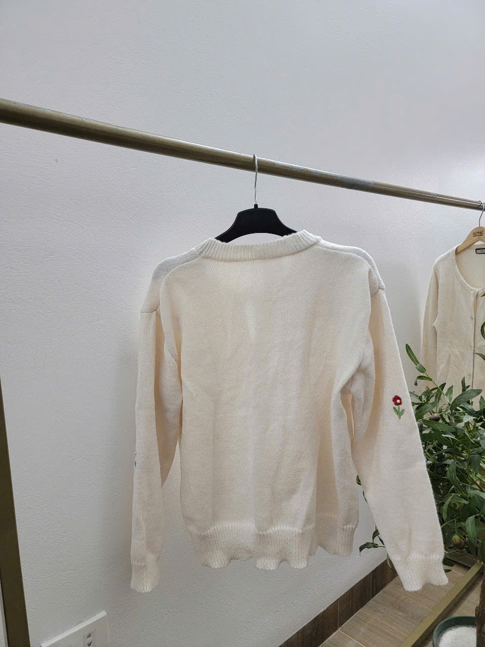 Áo len Cardigan màu trắng phối hoa đỏ (si tuyển) - Vân Phương Shop