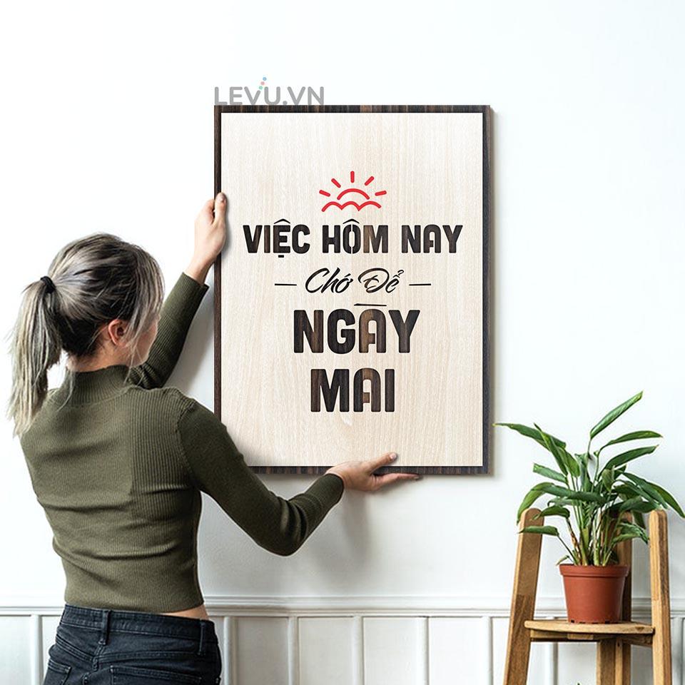 Tranh slogan công ty LEVU LV007 &quot;Việc hôm nay chớ để ngày mai