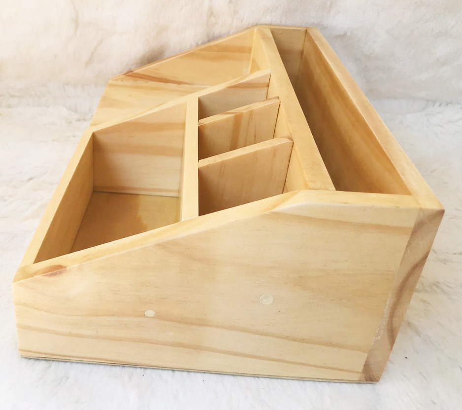 Hộp bút để bàn 100% bằng gỗ thông chắc chăn, hộp được chia thành nhiều ngăn giúp chứa nhiều vật dụng linh tinh, rất thích hợp làm quà tặng độc đáo tiện dụng
