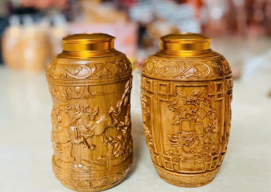 Hộp đựng trà khắc nhiều hoa văn khắc nhau bằng gỗ bách xanh kt 20×10cm