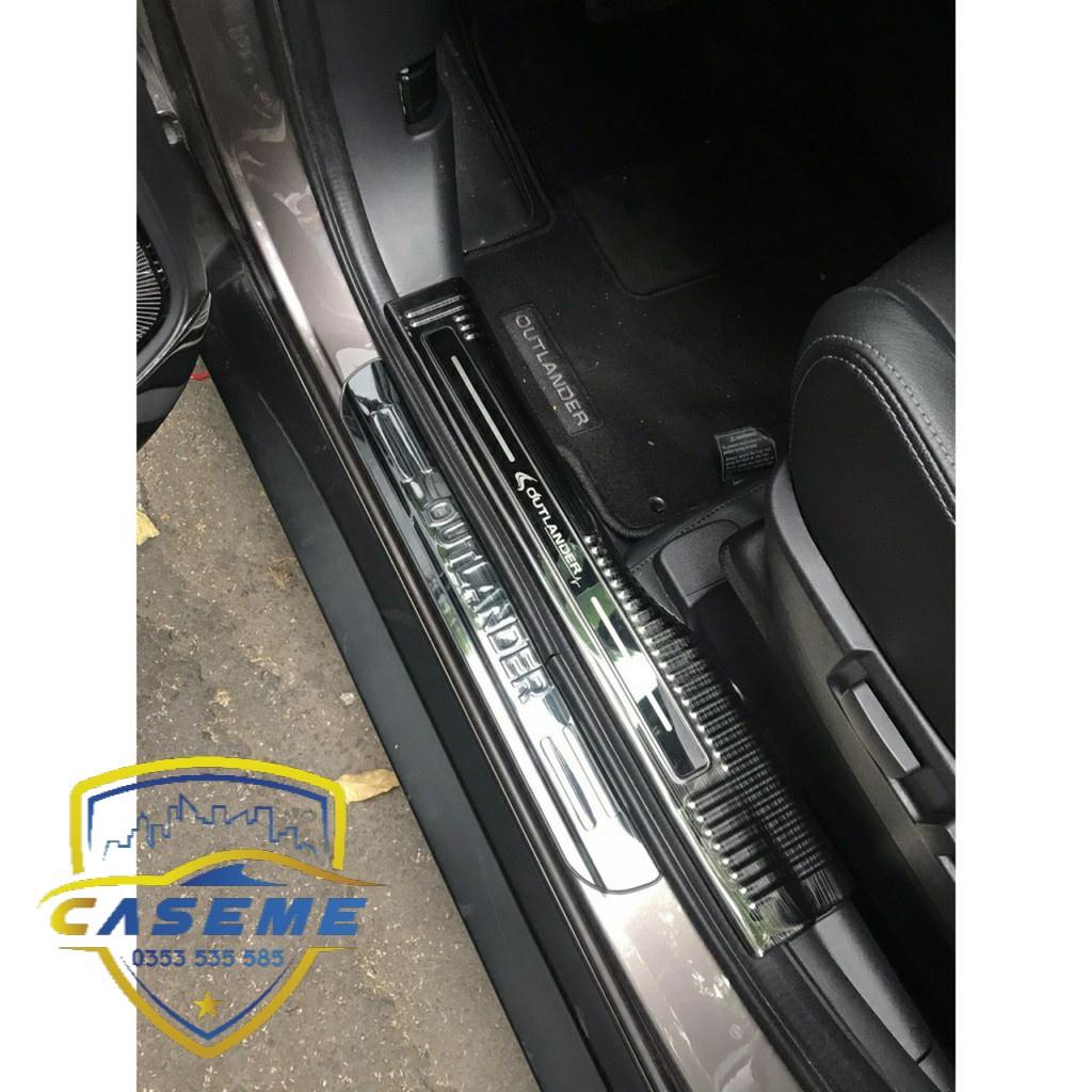 Ốp bậc cửa Xe Mitsu Outlander 2018 2019 2020 mẫu Titan - 8 chi tiết