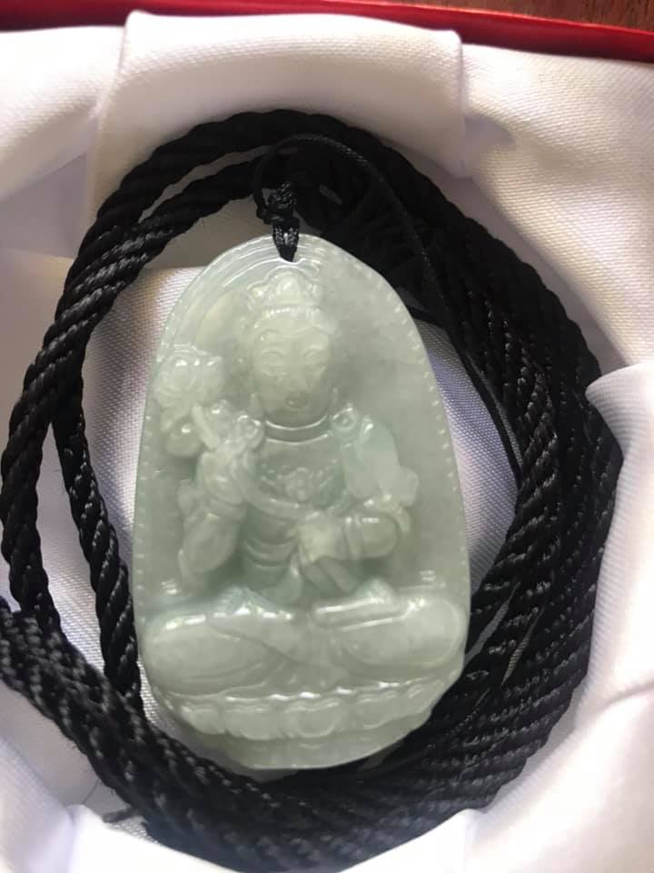 MẶT PHẬT ĐẠI THẾ CHÍ ĐÁ CẨM THẠCH TỰ NHIÊN TRẮNG XANH NHẸ NHẸ ĐỘ MỆNH NAM TUỔI NGỌ ĐỘ MAY MẮN BÌNH AN SIZE CAO 49MM NGANG 31MM DẦY 6MM8 CÓ DÂY LUÔN Ạ