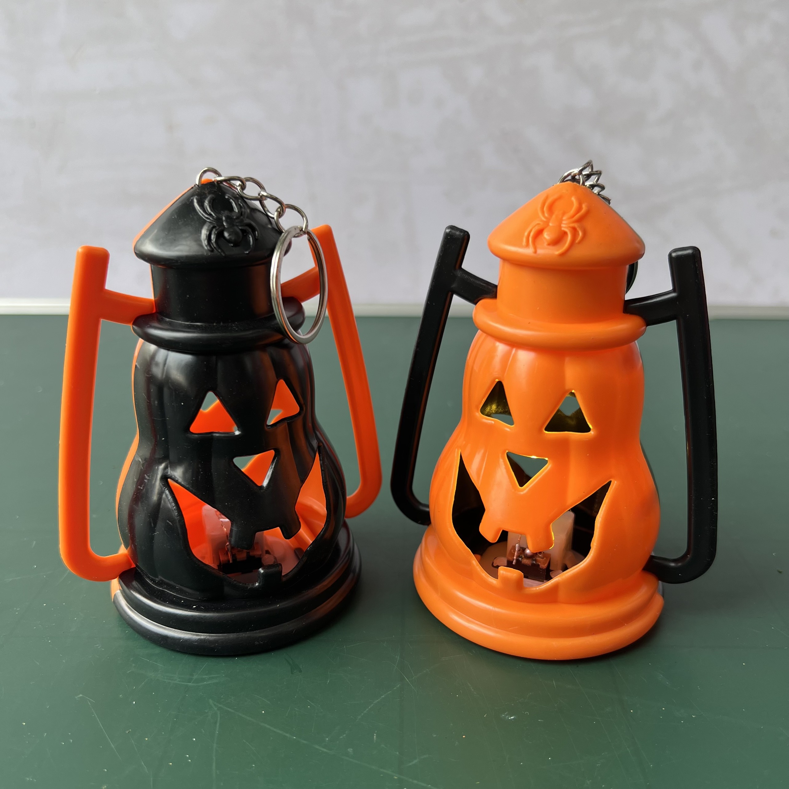 Đèn bão bí ngô màu cam đen có móc treo trang trí Halloween lắp sẵn pin cao 12cm