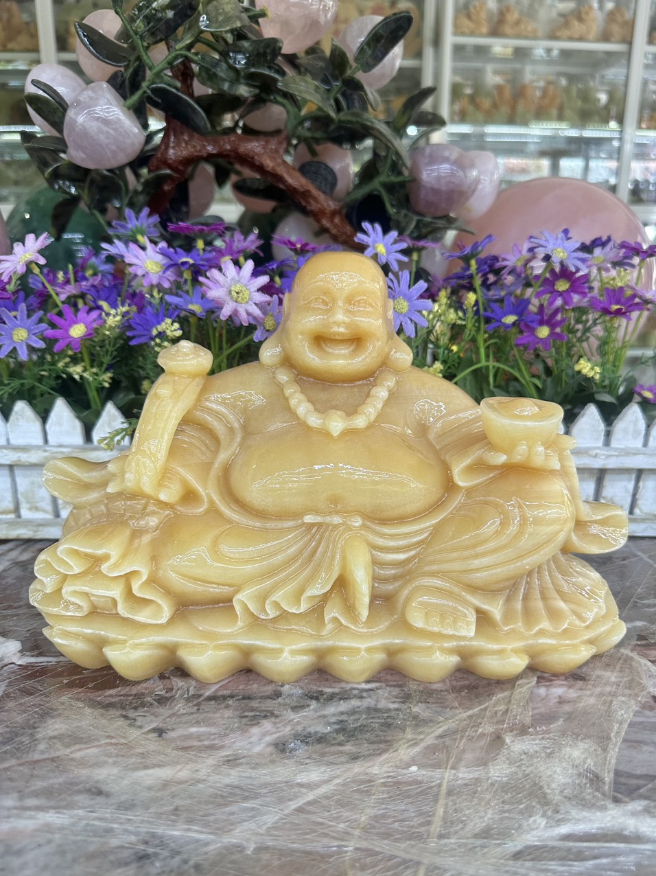Tượng Phật Di Lặc ngồi tựa bao tiền cầm thỏi vàng phong thủy đá ngọc hoàng long - Dài 30 cm