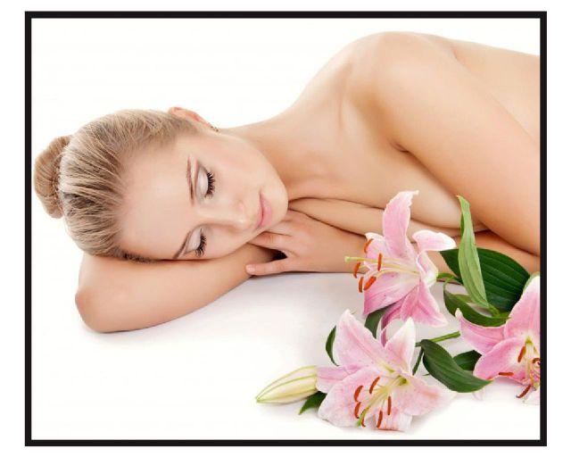 Decal dán tường cô gái spa 157_nhiều kích thước