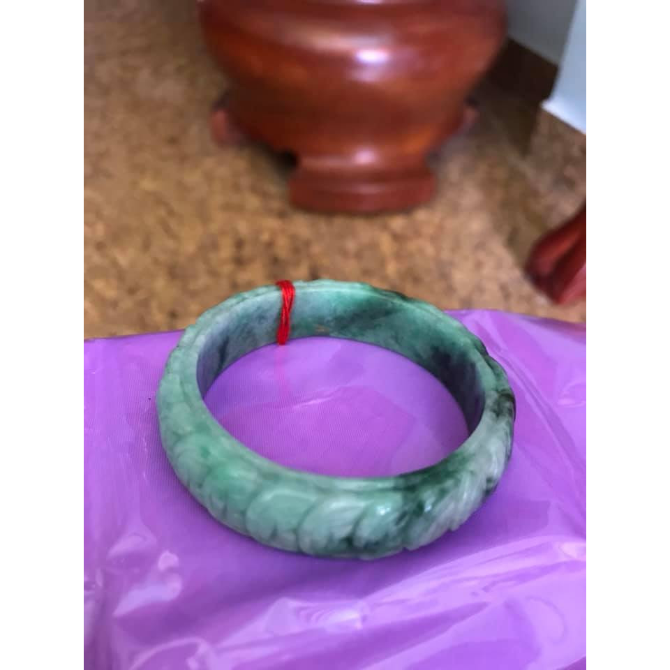 VÒNG TAY ĐÁ CẨM THẠCH TỰ NHIÊN BẢN HẸ TIỀN NGỌC 51MM TRẠM DÃY TIỀN MAY MẮN MÀU XANH NGỌC NHẸ LÊN ĐẬM DẦN ĐẸP Kích thước 51mmx độ dầy 6,5mm x Cao 14mm NỮ 48KG - 55KG ĐEO Ạ