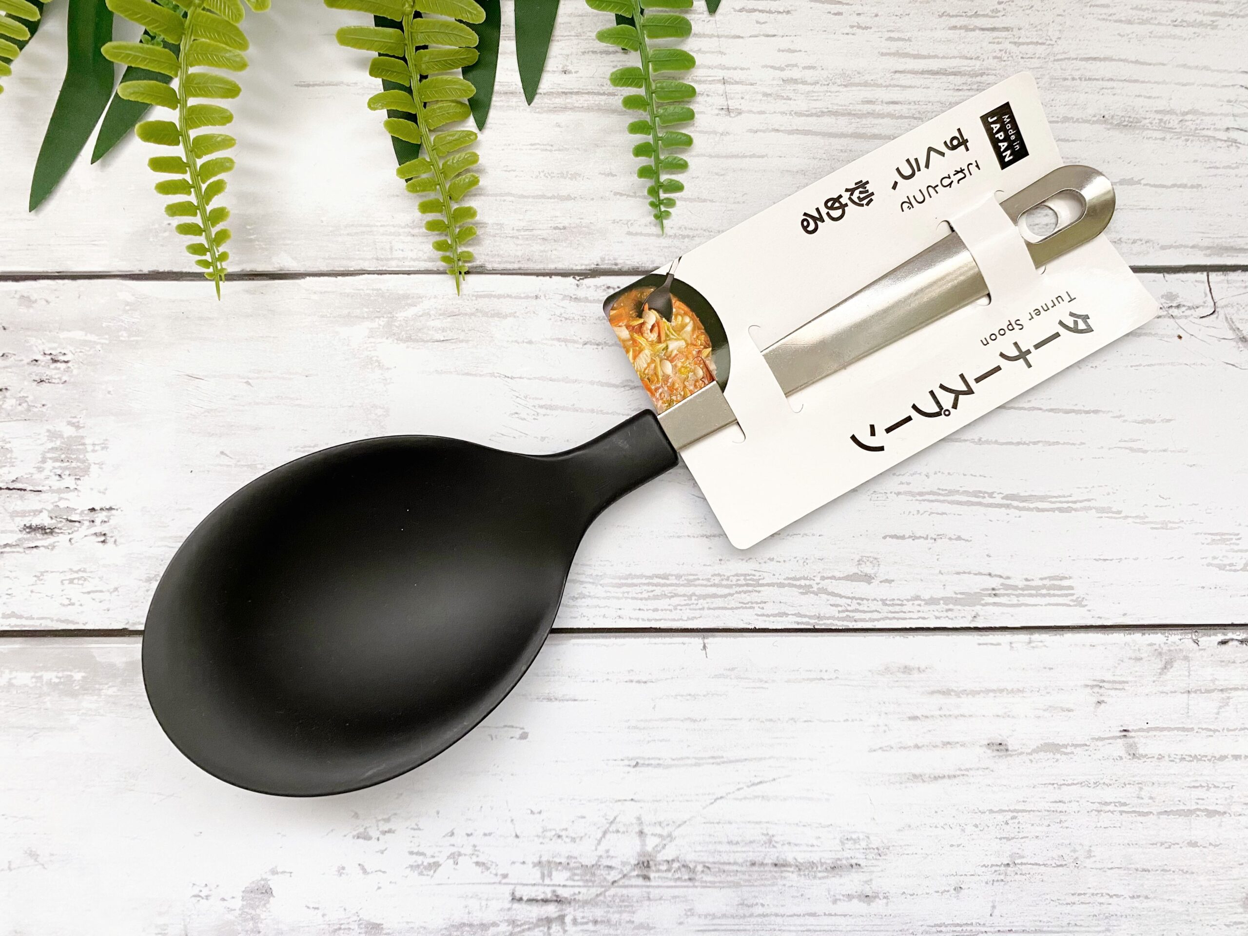 Muôi múc canh đầu silicone Echo Metal 25.5cm, thiết kế tay cầm với đường cong nhẹ, giúp thuận tiện hơn khi sử dụng- nội địa Nhật Bản