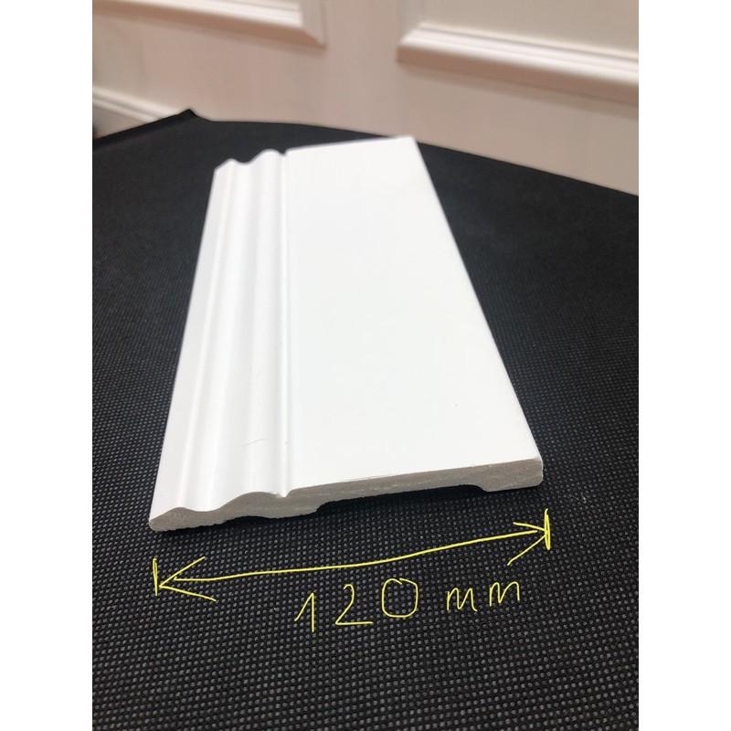 Phào chỉ chân tường nhựa composite trắng bản cao 12cm đã hoàn thiện bề mặt
