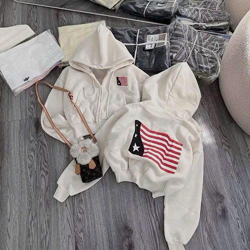 Áo khoác nỉ lửng in cờ . chất thun nỉ xuất khẩu dày mịn,nón rộng 2 lớp,logo in nổi , bo gân .có túi trong.form dưới 60kg.dáng lửng