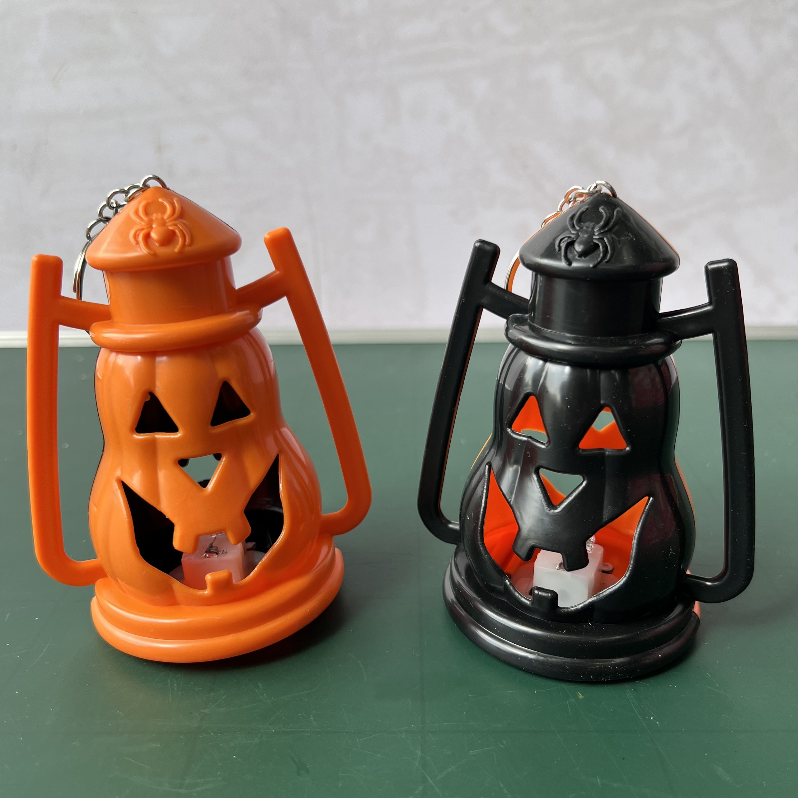 Đèn bão bí ngô màu cam đen có móc treo trang trí Halloween lắp sẵn pin cao 12cm