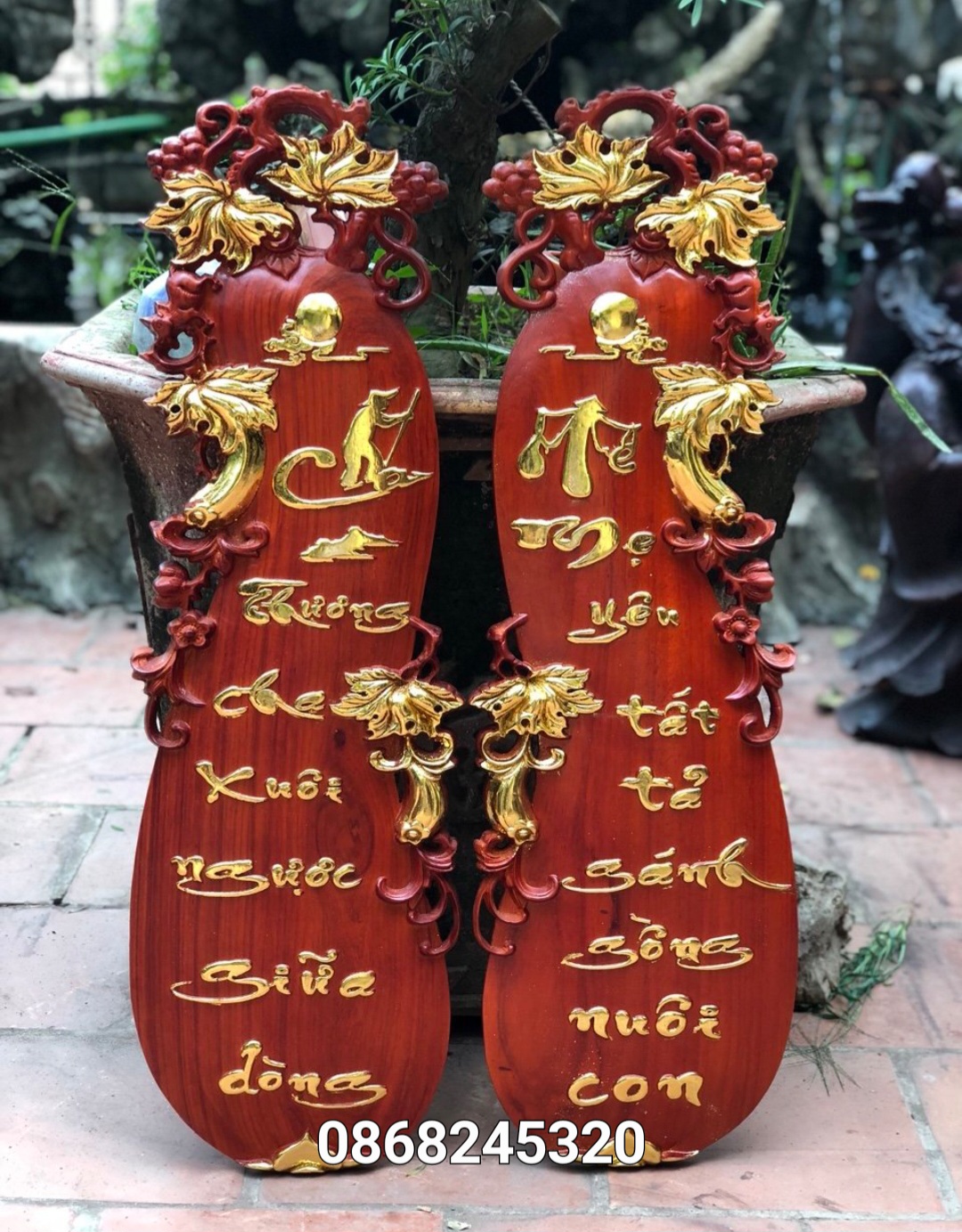 CẶP CÂU ĐỐI CHA MẸ HÌNH QUẢ BẦU GỖ HƯƠNG ĐỎ DÁT VÀNG CAO CẤP KT 25×107×4CM