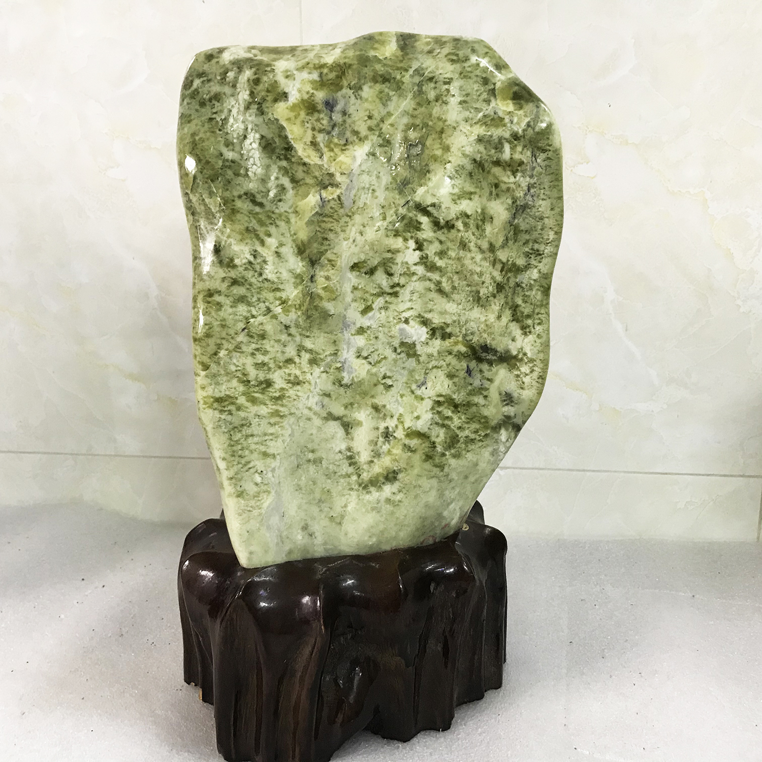 Cây đá phong thủy để bàn ngọc tự nhiên màu xanh lá đậm bóng cho người mệnh Hỏa và Mộc nặng 8 kg
