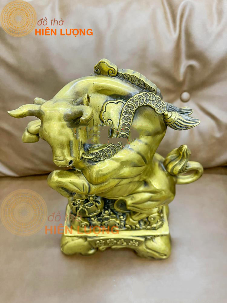 Tượng Trâu Húc Ngậm Xâu Tiền Đứng Bệ Vàng Bằng Đồng Thau Kích Thước 23x13x37cm, Nặng 6kg - Linh Vật Phong Thủy